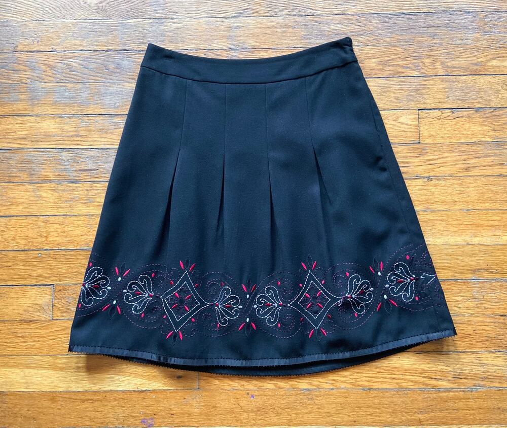 Ann Taylor LOFT Black Embroidered Pleated Skirt sz 4P